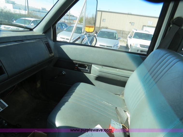 image for item B4638 2002 Chevrolet C7500 Digger Derrick truck