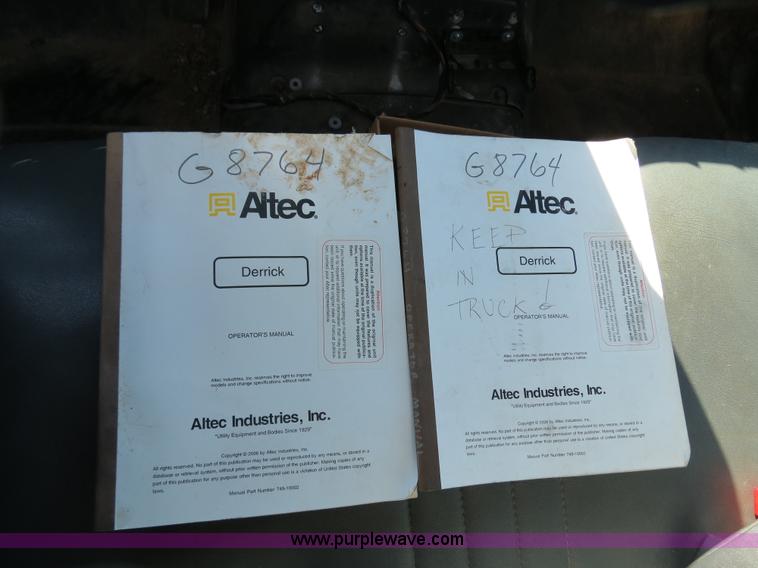 image for item B4638 2002 Chevrolet C7500 Digger Derrick truck