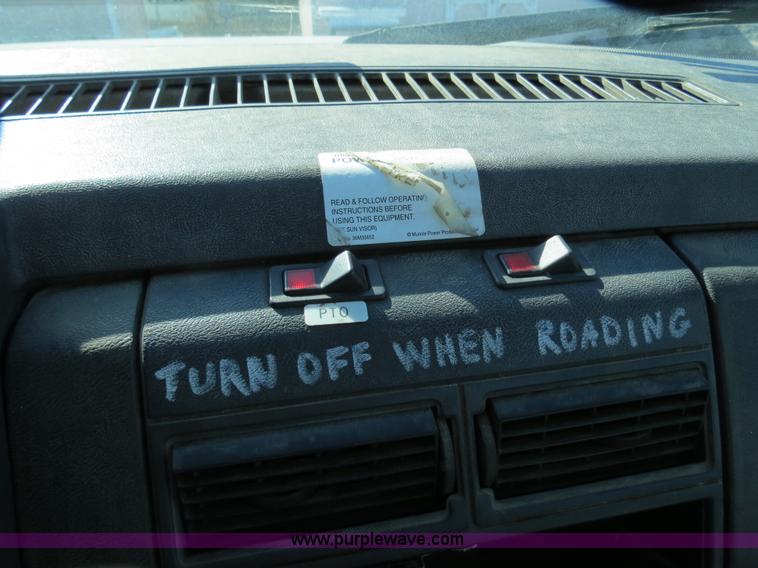 image for item B4638 2002 Chevrolet C7500 Digger Derrick truck