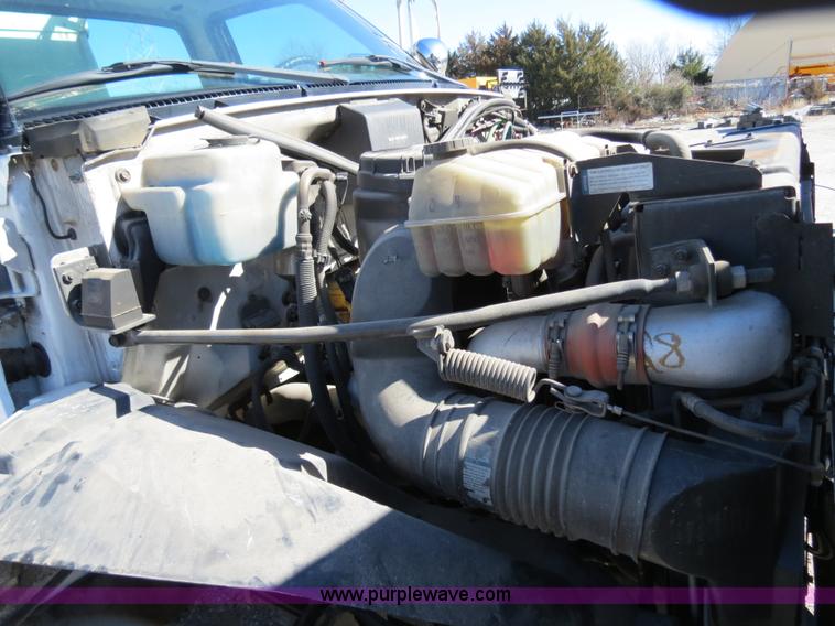 image for item B4638 2002 Chevrolet C7500 Digger Derrick truck