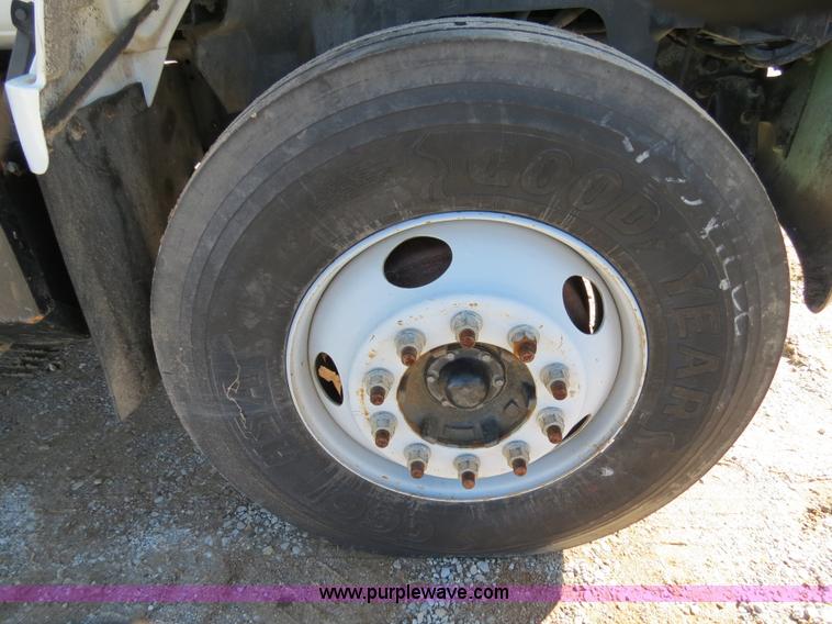 image for item B4638 2002 Chevrolet C7500 Digger Derrick truck