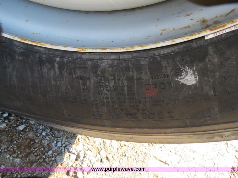 image for item B4638 2002 Chevrolet C7500 Digger Derrick truck