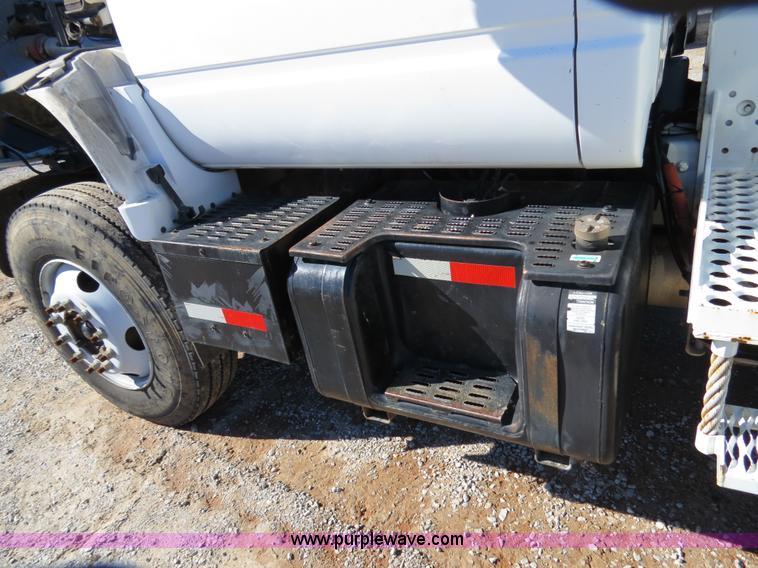 image for item B4638 2002 Chevrolet C7500 Digger Derrick truck