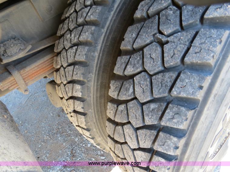 image for item B4638 2002 Chevrolet C7500 Digger Derrick truck