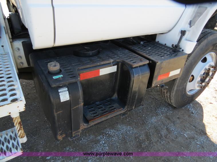 image for item B4638 2002 Chevrolet C7500 Digger Derrick truck