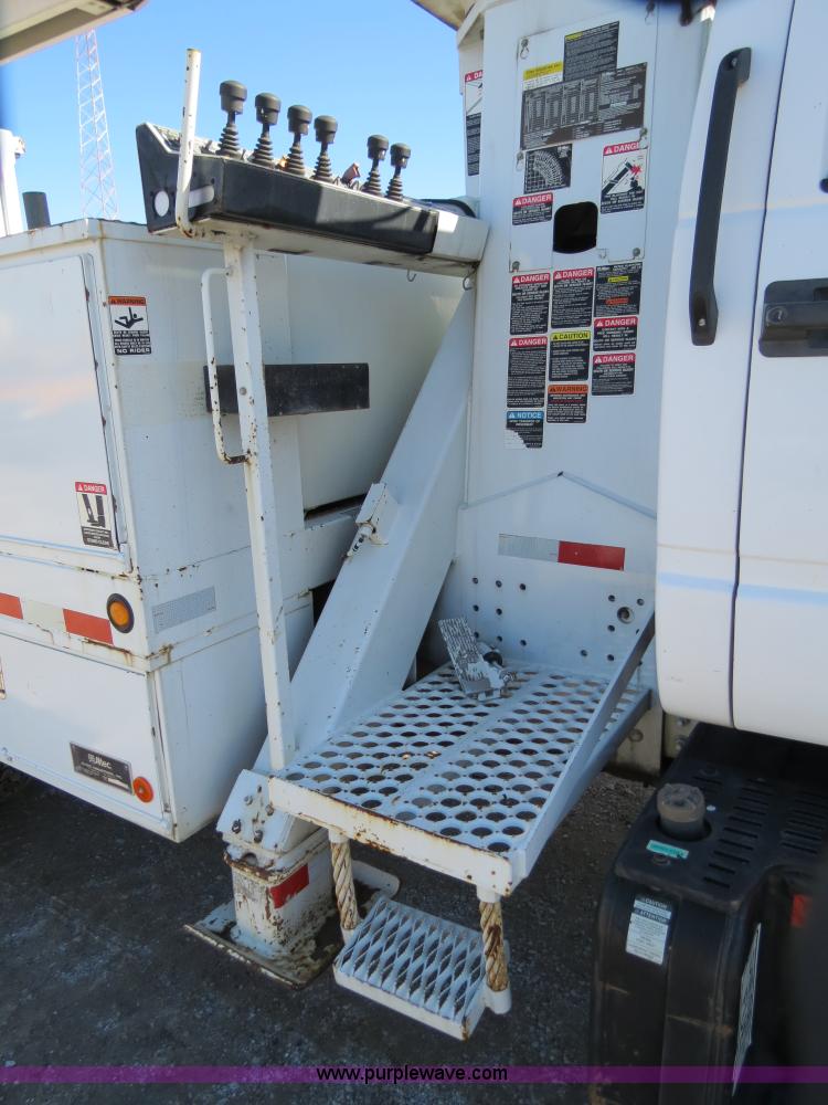 image for item B4638 2002 Chevrolet C7500 Digger Derrick truck