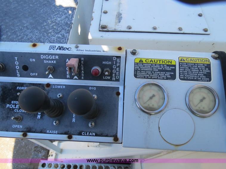 image for item B4638 2002 Chevrolet C7500 Digger Derrick truck