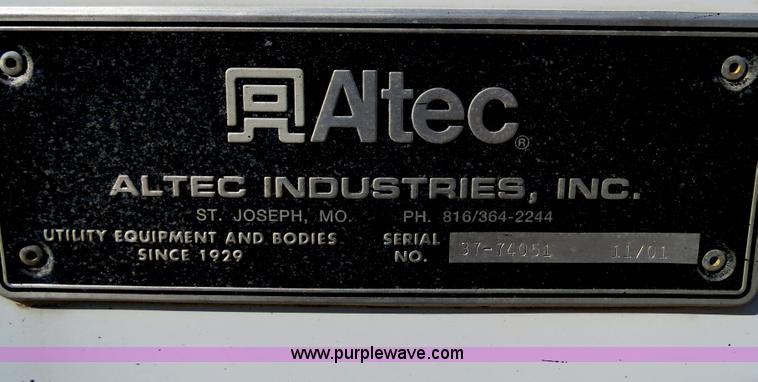 image for item B4638 2002 Chevrolet C7500 Digger Derrick truck