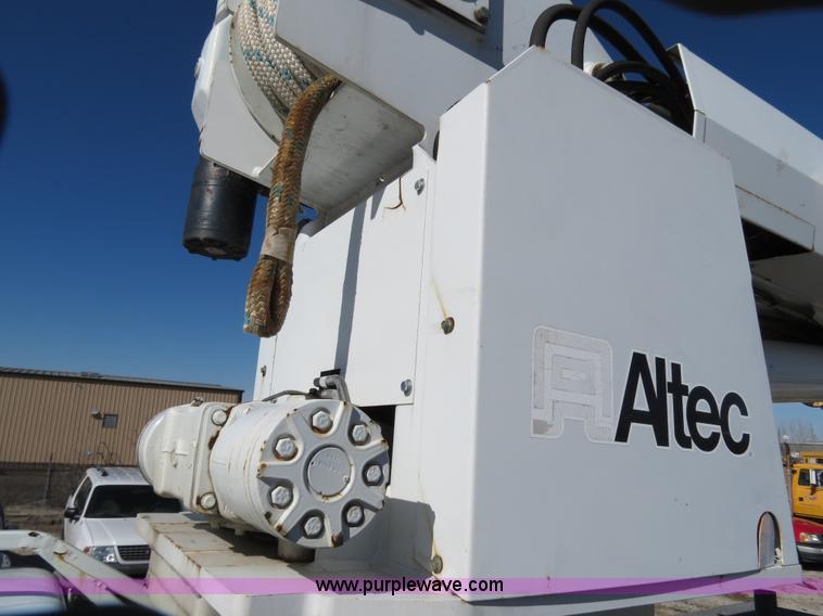 image for item B4638 2002 Chevrolet C7500 Digger Derrick truck