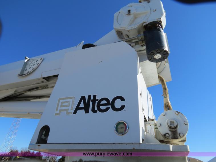 image for item B4638 2002 Chevrolet C7500 Digger Derrick truck