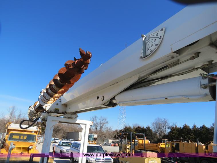 image for item B4638 2002 Chevrolet C7500 Digger Derrick truck