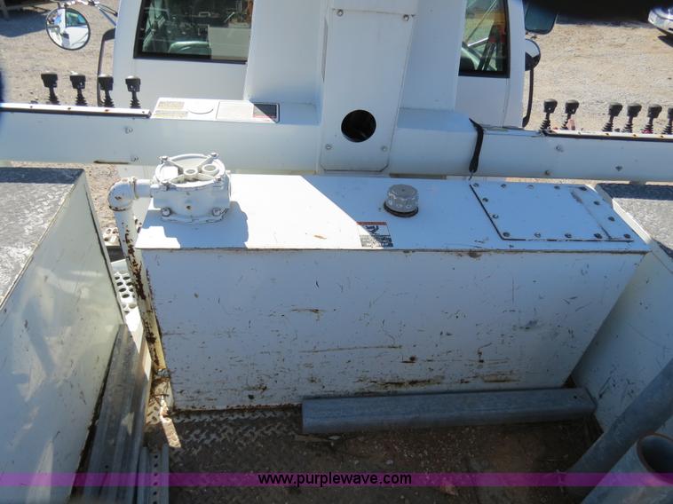 image for item B4638 2002 Chevrolet C7500 Digger Derrick truck