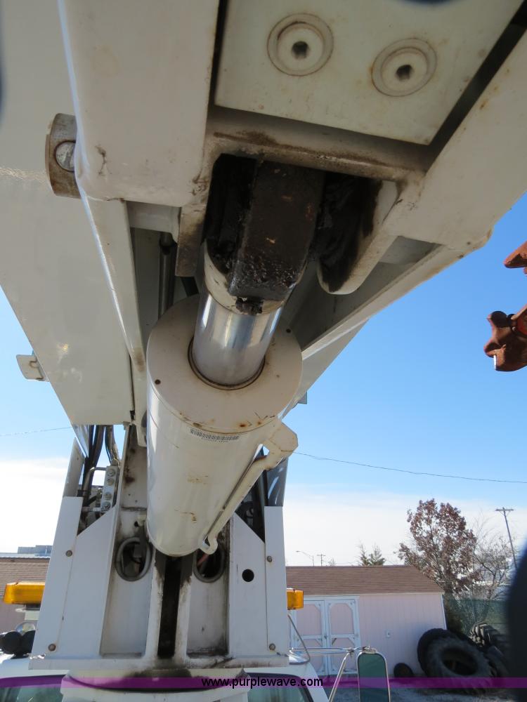 image for item B4638 2002 Chevrolet C7500 Digger Derrick truck