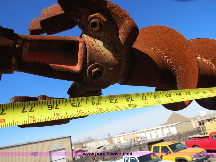 image for item B4638 2002 Chevrolet C7500 Digger Derrick truck