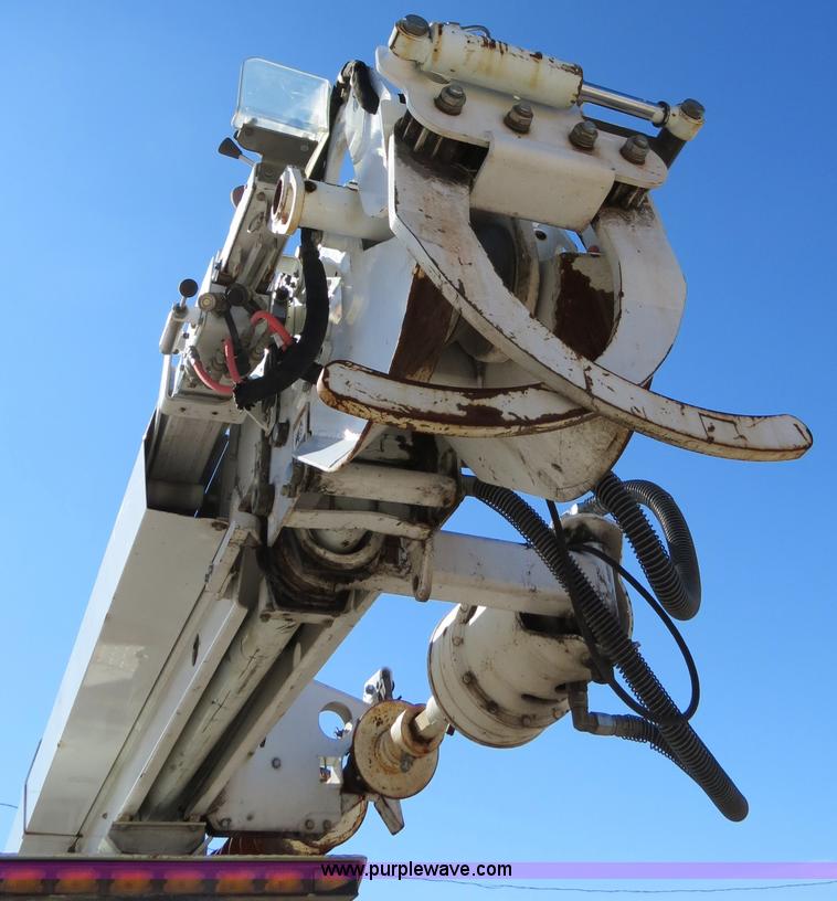 image for item B4638 2002 Chevrolet C7500 Digger Derrick truck