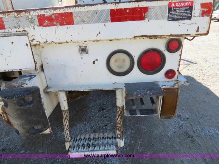 image for item B4638 2002 Chevrolet C7500 Digger Derrick truck