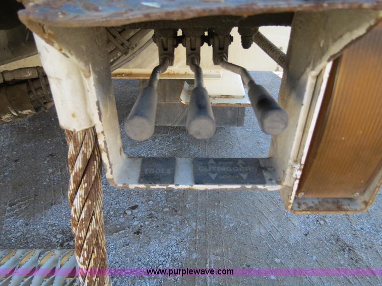 image for item B4638 2002 Chevrolet C7500 Digger Derrick truck