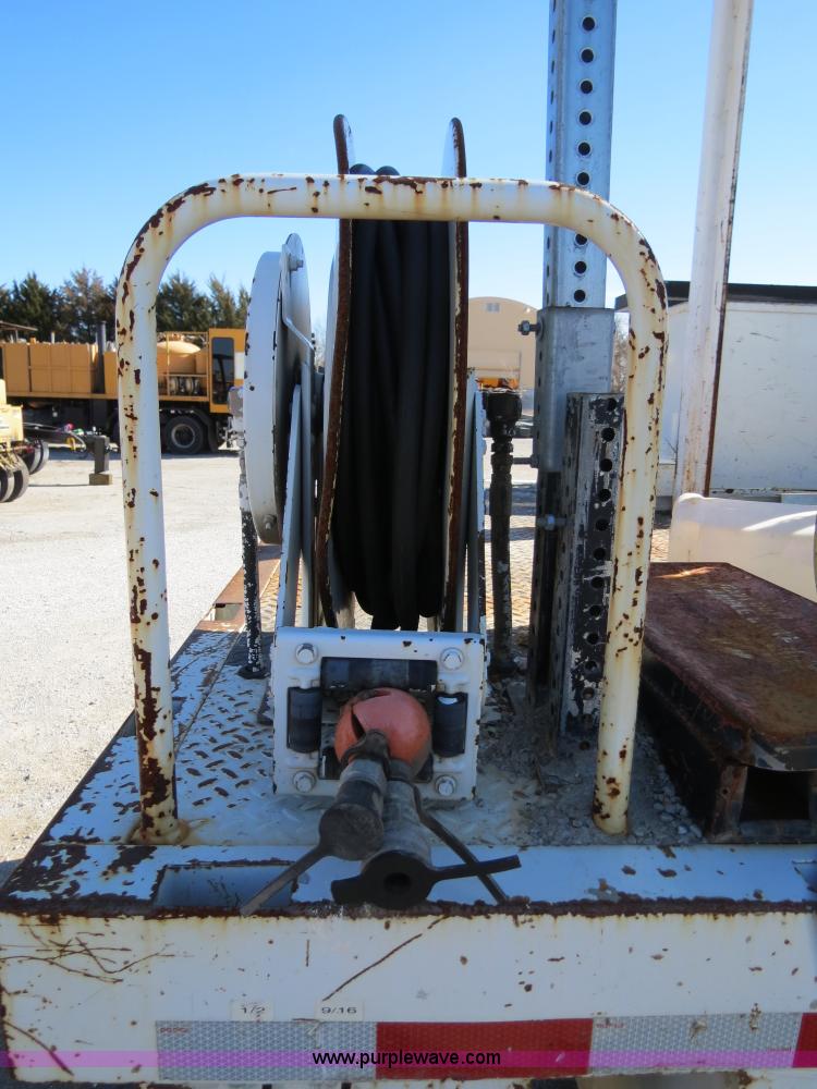 image for item B4638 2002 Chevrolet C7500 Digger Derrick truck