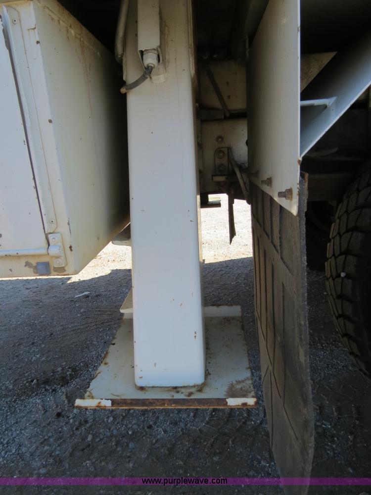 image for item B4638 2002 Chevrolet C7500 Digger Derrick truck