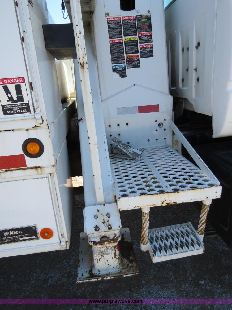 image for item B4638 2002 Chevrolet C7500 Digger Derrick truck