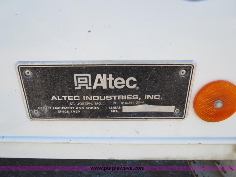 image for item B4638 2002 Chevrolet C7500 Digger Derrick truck