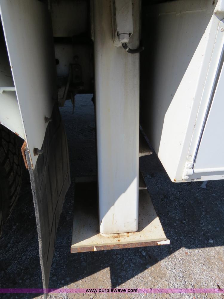 image for item B4638 2002 Chevrolet C7500 Digger Derrick truck