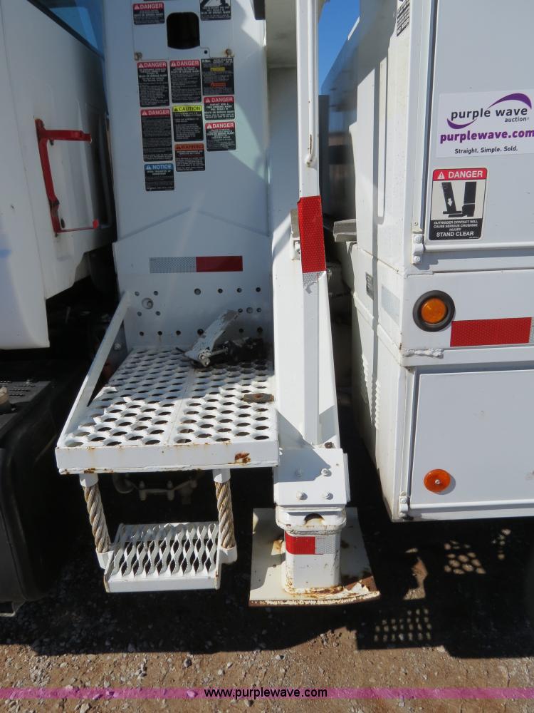 image for item B4638 2002 Chevrolet C7500 Digger Derrick truck