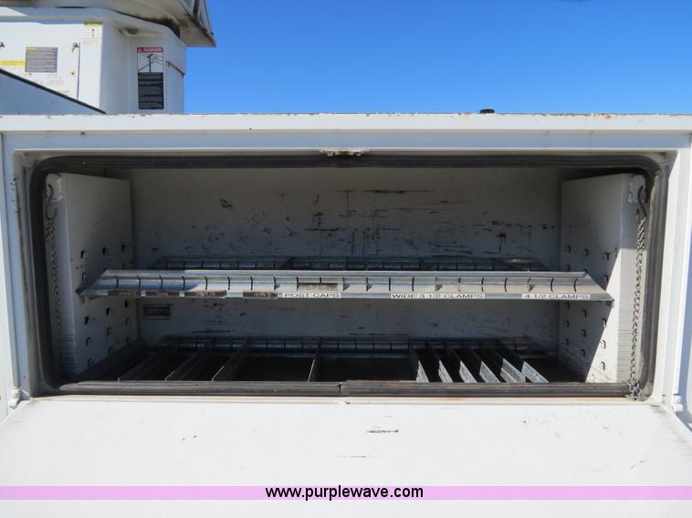 image for item B4638 2002 Chevrolet C7500 Digger Derrick truck