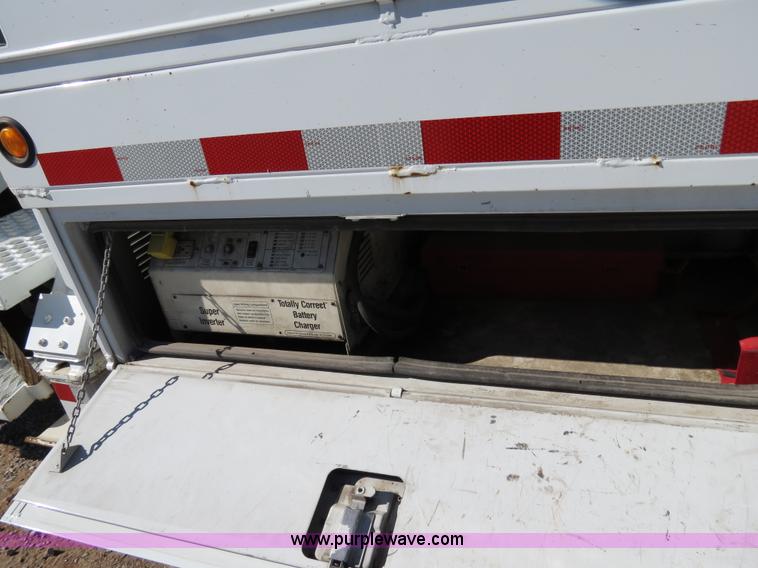 image for item B4638 2002 Chevrolet C7500 Digger Derrick truck