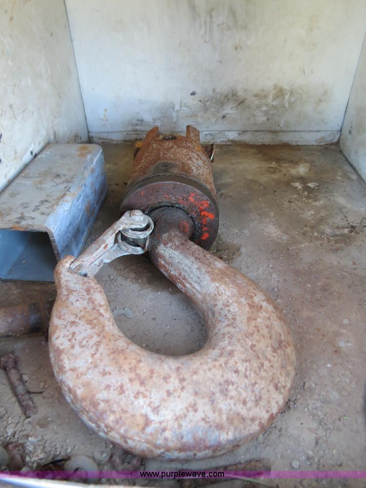 image for item B4638 2002 Chevrolet C7500 Digger Derrick truck