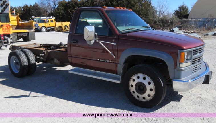 image for item B4639 1998 Chevrolet Silverado C3500HD pickup truck