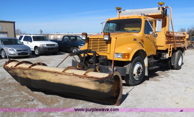 image for item B4640 2000 International 4900 dump truck