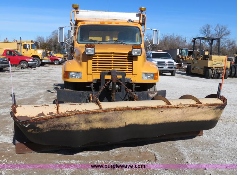 image for item B4640 2000 International 4900 dump truck