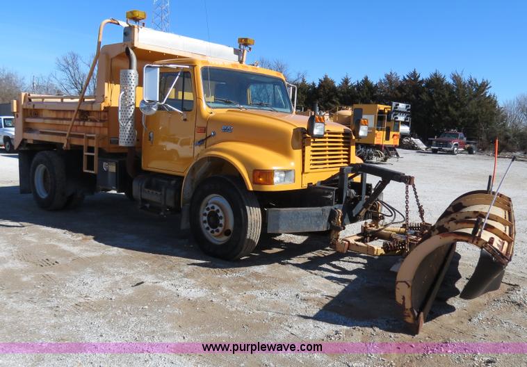 image for item B4640 2000 International 4900 dump truck