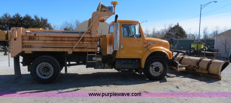 image for item B4640 2000 International 4900 dump truck