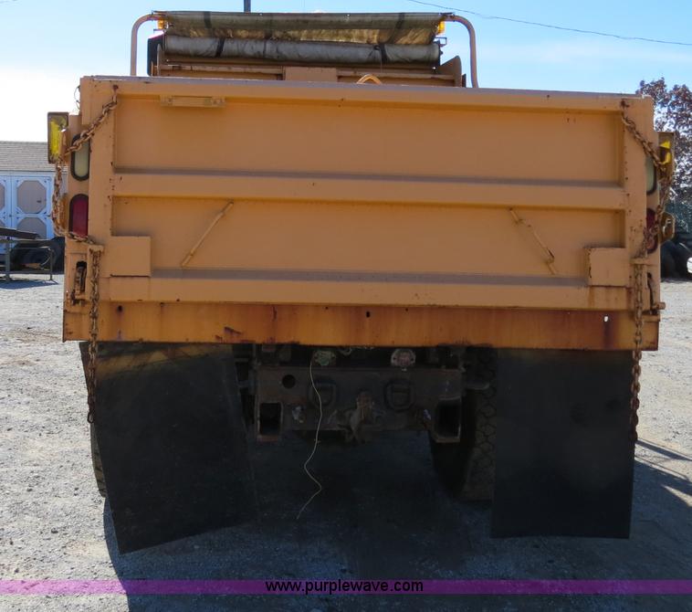 image for item B4640 2000 International 4900 dump truck