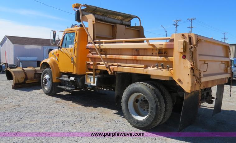 image for item B4640 2000 International 4900 dump truck