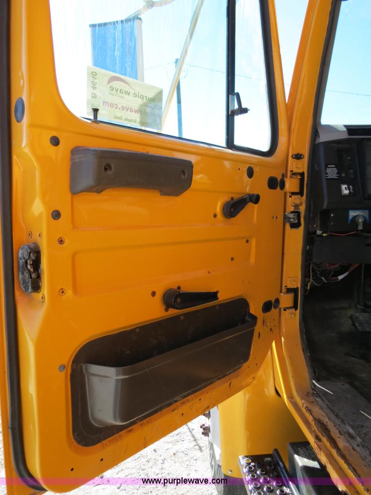 image for item B4640 2000 International 4900 dump truck