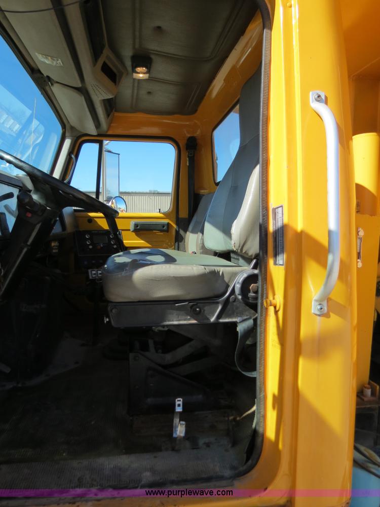 image for item B4640 2000 International 4900 dump truck