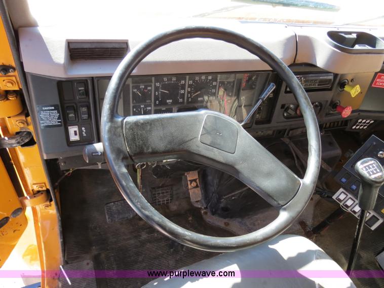 image for item B4640 2000 International 4900 dump truck