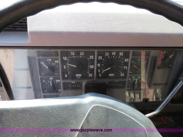 image for item B4640 2000 International 4900 dump truck