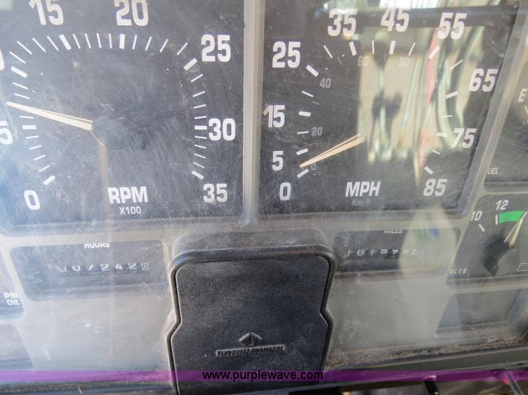 image for item B4640 2000 International 4900 dump truck