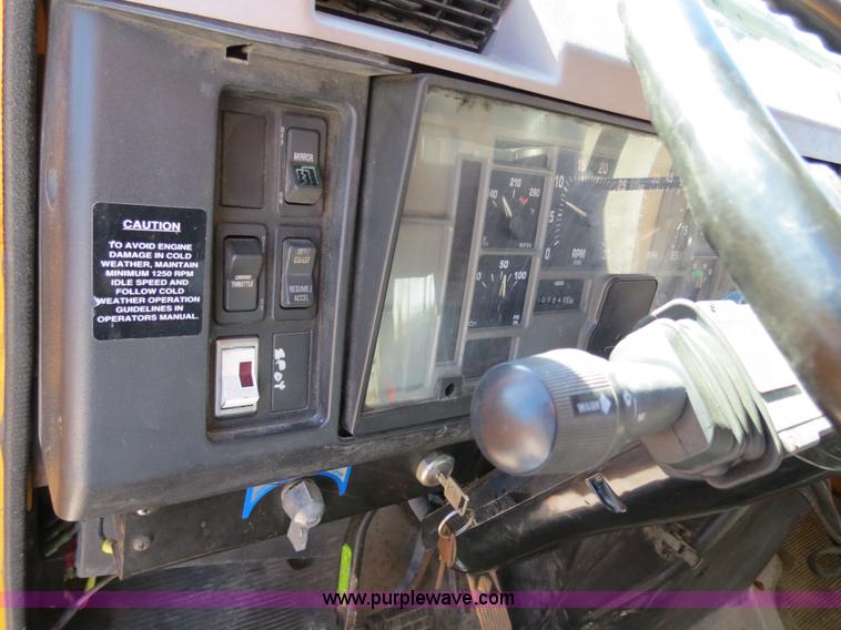 image for item B4640 2000 International 4900 dump truck