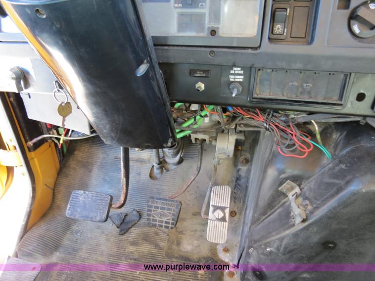 image for item B4640 2000 International 4900 dump truck