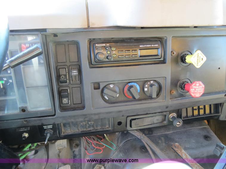 image for item B4640 2000 International 4900 dump truck