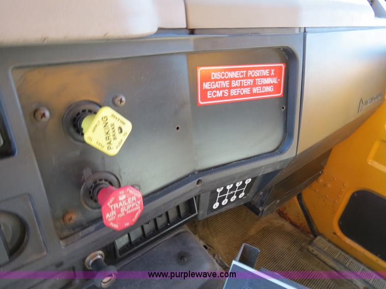 image for item B4640 2000 International 4900 dump truck