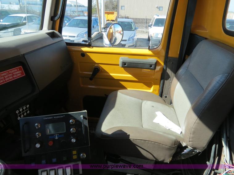 image for item B4640 2000 International 4900 dump truck