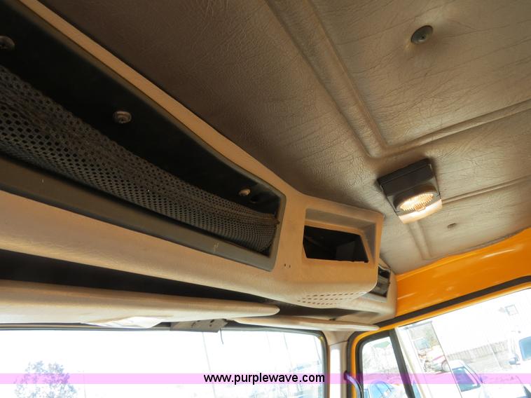 image for item B4640 2000 International 4900 dump truck