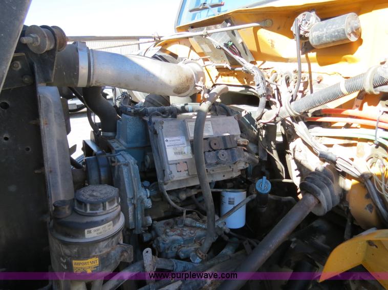 image for item B4640 2000 International 4900 dump truck