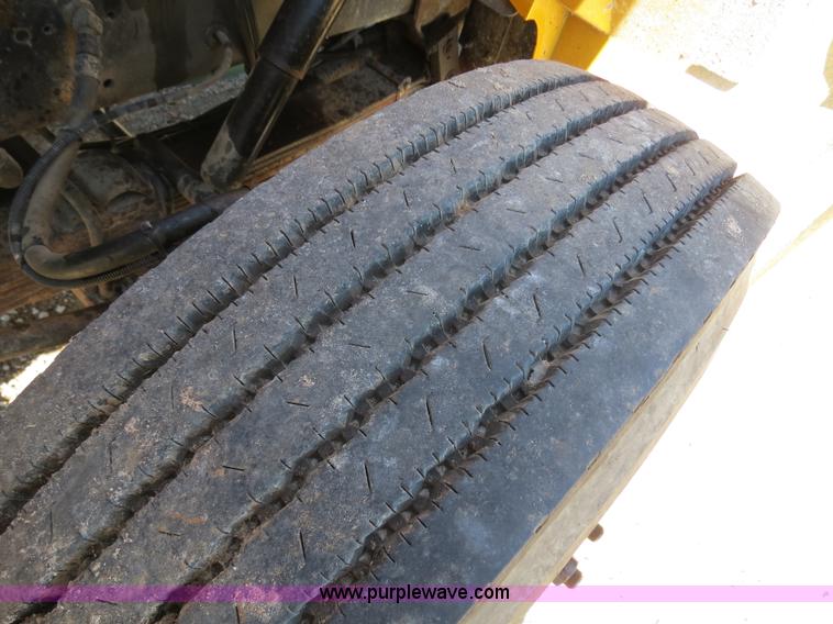 image for item B4640 2000 International 4900 dump truck